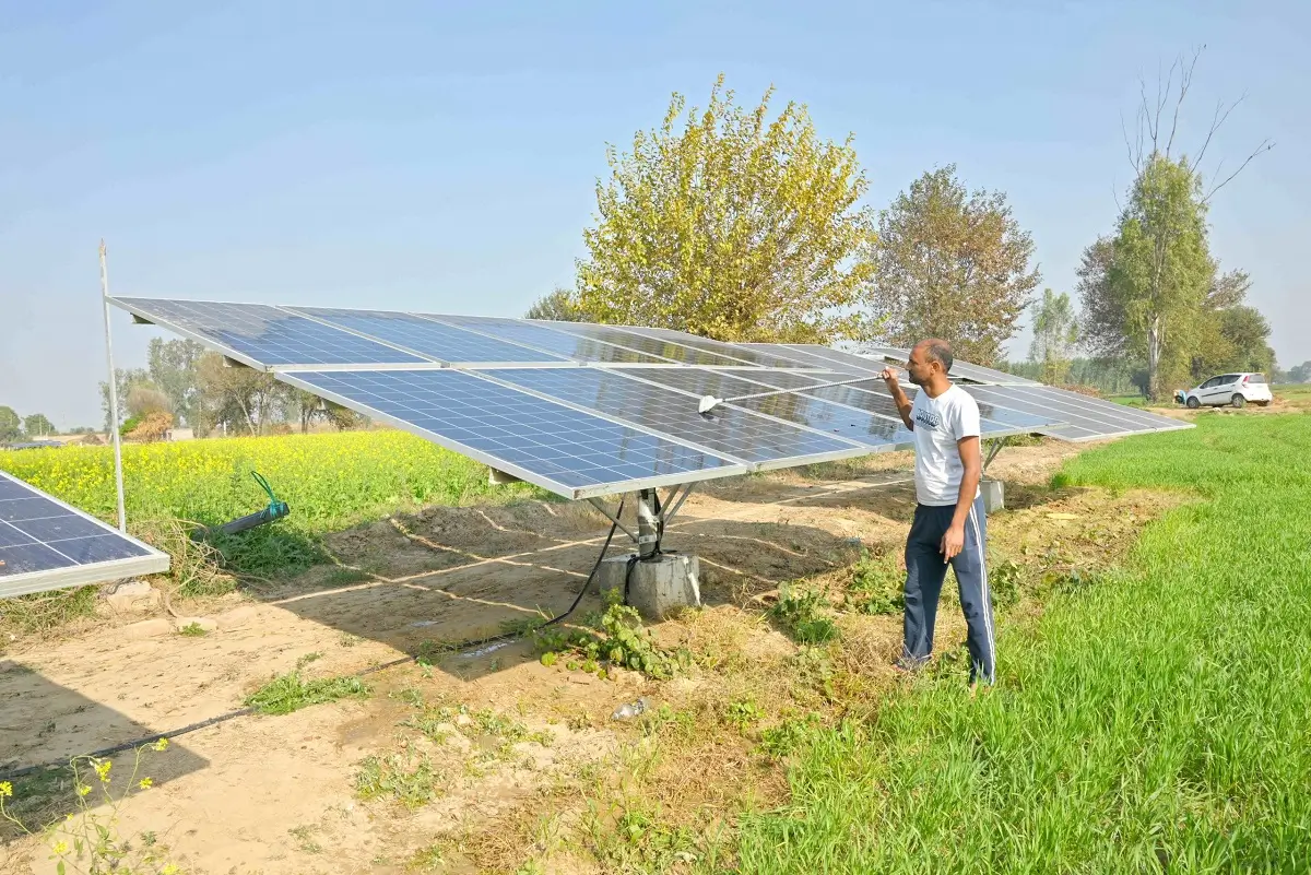 एक किसान सोलर  पंप लगाने के बाद सब कुछ जांचता है। 